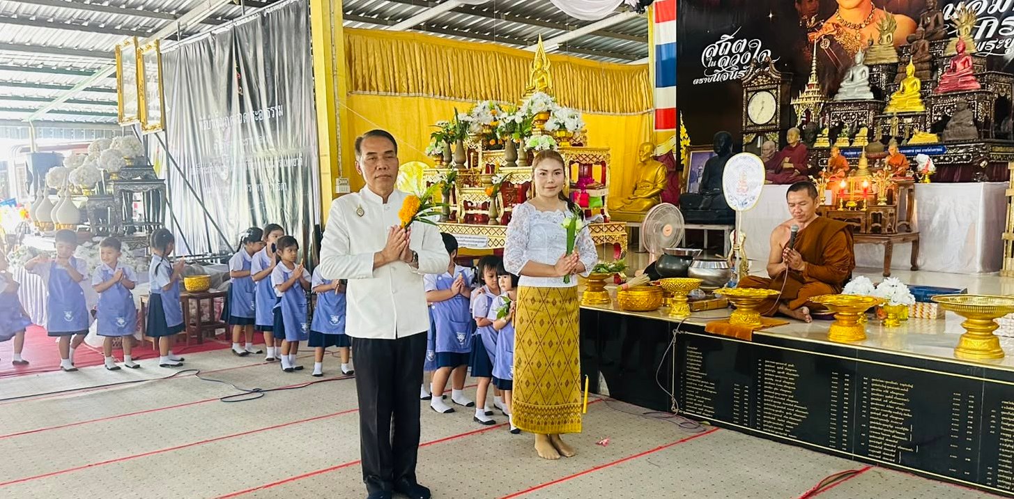 ผู้บริหาร-ครูสายชั้นอนุบาลทำบุญถวายเทียนพรรษา